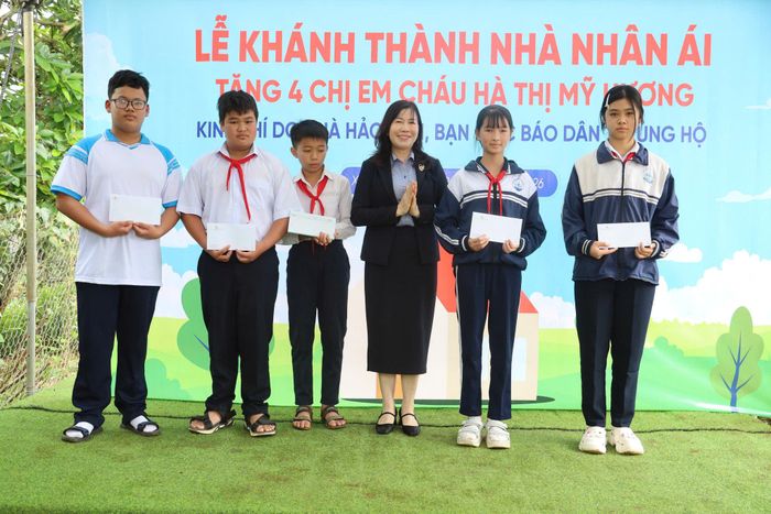 Đồng chí Hà Thị Hạnh, Ủy viên Ban Thường vụ Tỉnh ủy, Phó Chủ tịch Ủy ban MTTQ Việt Nam tỉnh Lâm Đồng trao học bổng cho học sinh vượt khó học tốt tại xã Tân Hội