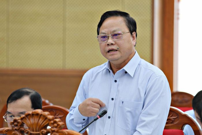 Trưởng Thống kê tỉnh Phạm Quốc Hùng trình bày về tăng trưởng tại hội nghị ngày 2/10. Ảnh: Nguyễn Lương – Chính Thành.