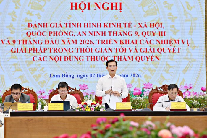 Chủ tịch UBND tỉnh Hồ Văn Mười cùng các Phó Chủ tịch UBND tỉnh chủ trì hội nghị đánh giá tình hình 9 tháng năm 2026