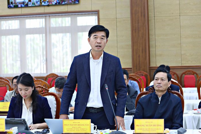 Giám đốc Sở Nông nghiệp và Môi trường Phan Nguyễn Hoàng Tân báo cáo kết quả tăng trưởng ngành nông nghiệp tại hội nghị