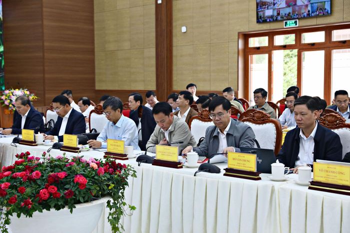 Lãnh đạo các sở, ngành tham dự trực tiếp Hội nghị đánh giá tình hình kinh tế – xã hội 9 tháng đầu năm 2026