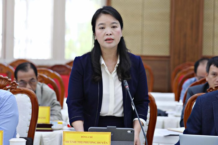 Giám đốc Sở Y tế Huỳnh Thị Phương Duyên báo cáo tiến độ khám sức khỏe miễn phí toàn dân tại hội nghị