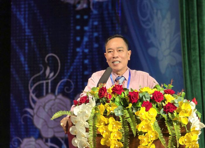 Đồng chí Lê Huy Toàn, Tỉnh ủy viên, Bí thư Đảng ủy, Giám đốc Báo và Phát thanh, Truyền hình Lâm Đồng chúc mừng đảng viên mới, đồng thời nhấn mạnh vai trò và trách nhiệm của người đảng viên trong tình hình mới