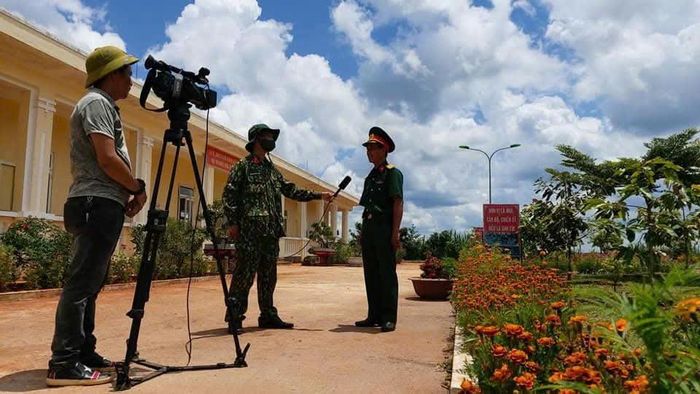 Phóng viên Nguyễn Quang Hiệp tác nghiệp ở cơ sở