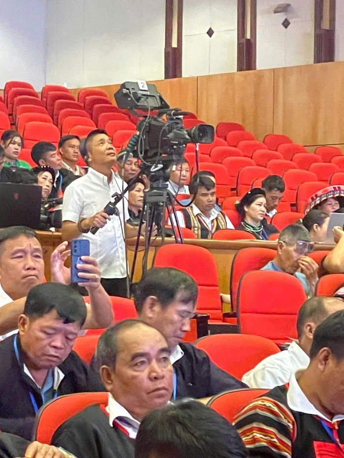 Phóng viên Nguyễn Quang Hiệp tác nghiệp