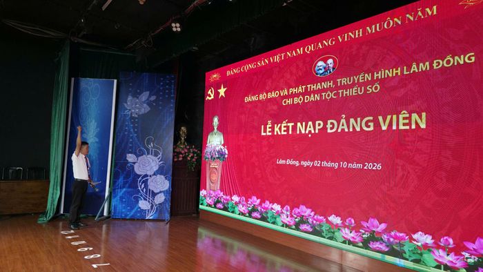 Trong không khí trang nghiêm, dưới cờ Tổ quốc, cờ Đảng và chân dung Chủ tịch Hồ Chí Minh, đồng chí Nguyễn Quang Hiệp tuyên thệ lời thề danh dự của người Đảng viên Đảng Cộng sản Việt Nam