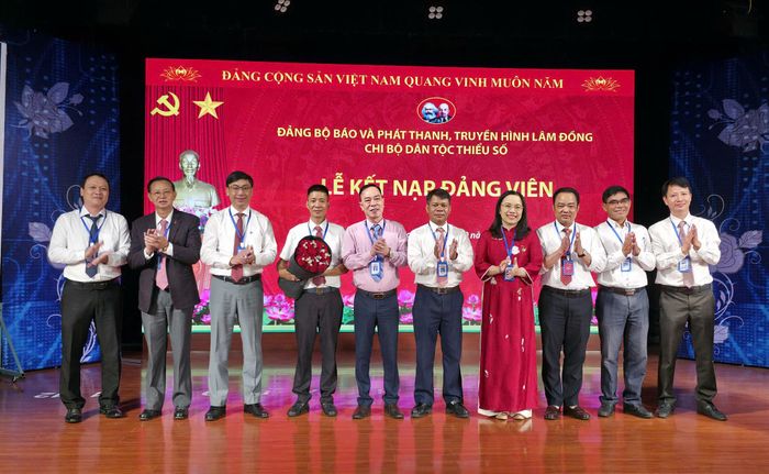 Lãnh đạo Báo và Phát thanh, Truyền hình Lâm Đồng và Chi bộ Dân tộc thiểu số tặng hoa chúc mừng đảng viên mới