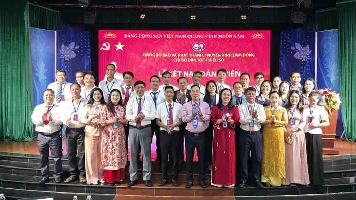 Đảng ủy, Ban Giám đốc và toàn thể đảng viên chụp ảnh lưu niệm, đánh dấu sự kiện ý nghĩa của Chi bộ Dân tộc thiểu số
