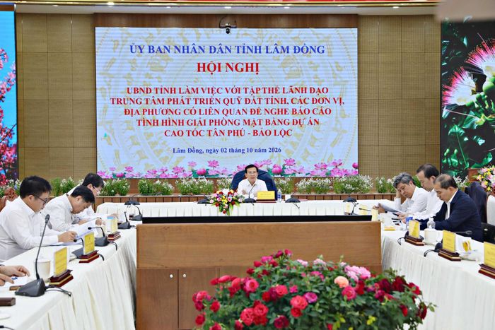 Ủy viên Ban Chấp hành Trung ương Đảng, Phó Bí thư Tỉnh ủy, Chủ tịch UBND tỉnh Lâm Đồng Hồ Văn Mười chủ trì buổi làm việc với Trung tâm Phát triển quỹ đất tỉnh nghe báo cáo tình hình giải phóng mặt bằng 2 dự án đường bộ cao tốc Tân Phú - Bảo Lộc và Bảo Lộc - Liên Khương