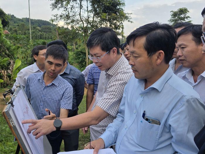 Phó Chủ tịch Thường trực UBND tỉnh Nguyễn Hồng Hải kiểm tra thực địa vị trí dự kiến đầu tư Dự án Thủy điện Tân Thành