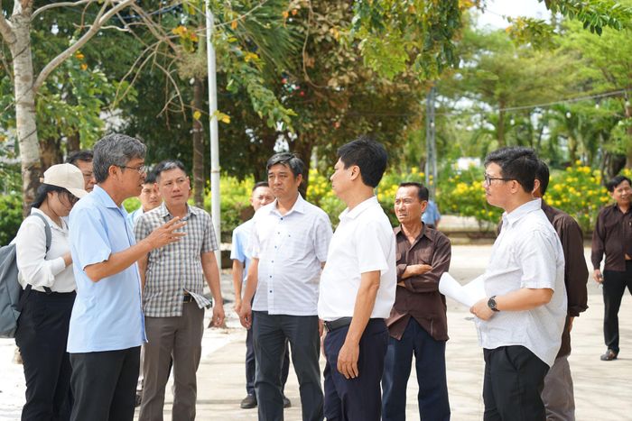 Tỉnh ủy viên, Phó Chủ tịch Nguyễn Minh (áo xanh) trao đổi với Ban tổ chức lễ hội nhiều vấn đề quan trọng để đảm bảo Lễ hội Văn hoá Dinh Thầy Thím diễn ra văn minh, an toàn và thân thiện cho du khách