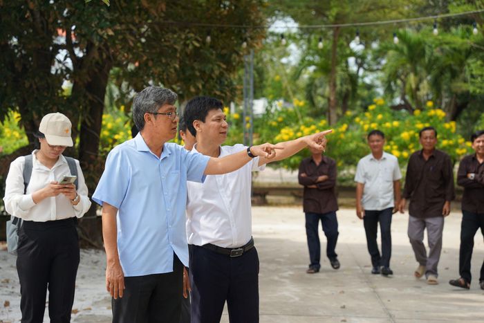 Phó chủ tịch UBND tỉnh Nguyễn Minh (Áo xanh) cùng đoàn công tác kiểm tra các địa điểm nằm trong khu vực tổ chức Lễ hội Văn hoá - Du lịch Dinh Thầy Thím