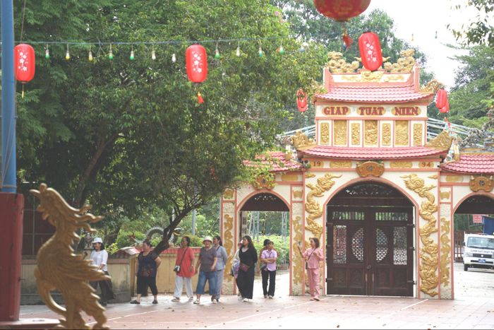 Dù chưa tới lễ hội nhưng du khách hành hương vẫn tìm đến với Dinh Thầy Thím