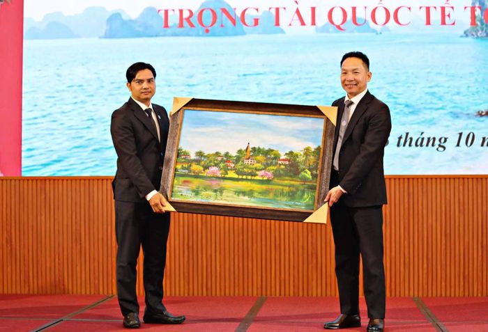 Đoàn Luật sư tỉnh Lâm Đồng tặng quà lưu niệm Trung tâm trọng tài Quốc tế TGAC tại lễ kỷ niệm