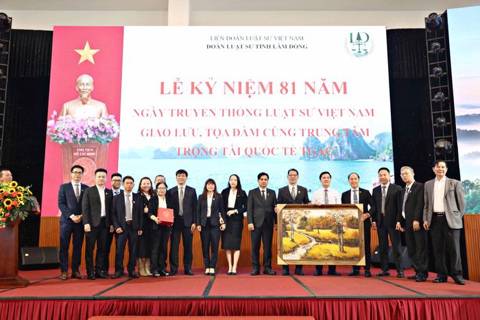 Trung tâm Trọng tài Quốc tế TGAC tặng quà lưu niệm tới Đoàn Luật sư tỉnh Lâm Đồng tại Lễ kỷ niệm 81 năm Ngày truyền thống Luật sư Việt Nam