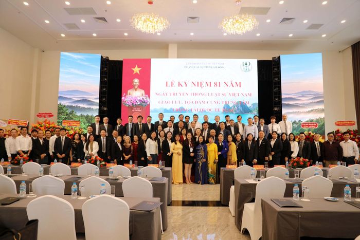 Các đại biểu chụp hình lưu niệm nhân Lễ kỷ niệm 81 năm Ngày truyền thống Luật sư Việt Nam