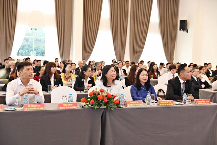 Lãnh đạo các sở, ngành tỉnh Lâm Đồng cùng các đại biểu tham dự lễ kỷ niệm