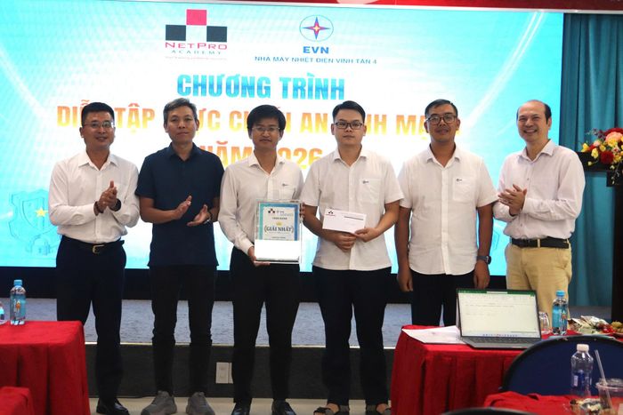 Ban tổ chức trao giải cho đội đoạt giải Nhất tại chương trình diễn tập