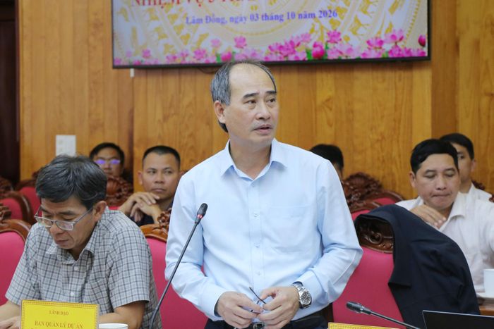 Giám đốc Ban QLDA đầu tư xây dựng số 1 Nguyễn Quang Tứ báo cáo về tiến độ giải ngân các dự án do đơn vị làm chủ đầu tư