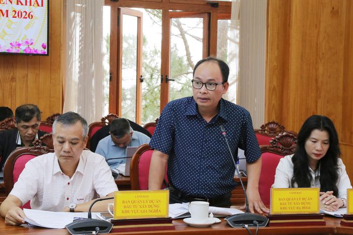 Giám đốc Ban QLDA đầu tư xây dựng khu vực Đạ Huoai, Vũ Đăng Thủy báo cáo các dự án chậm tiến độ