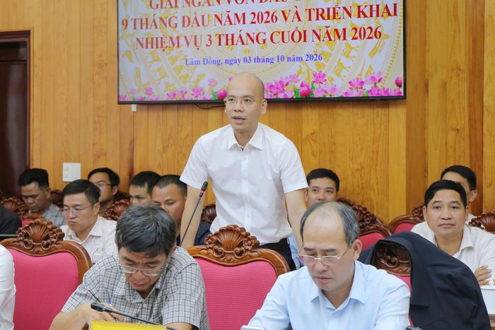 Đại diện Tập đoàn Sơn Hải - liên danh nhà thầu Dự án đường Đạo Nghĩa - Quảng Khê (giai đoạn 2) báo cáo khó khăn, vướng mắc tại buổi làm việc