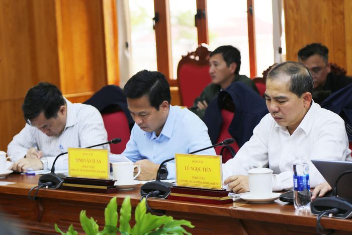 Lãnh đạo tỉnh và các sở, ngành tham dự hội nghị về đầu tư công