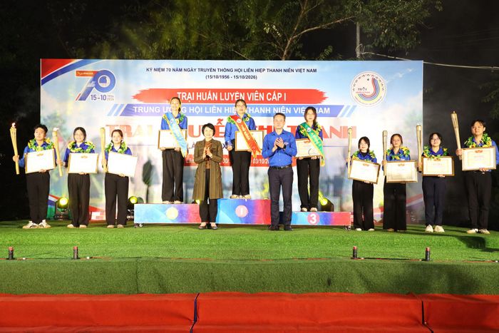 Anh Nguyễn Kim Quy, Bí thư Trung ương Đoàn, Chủ tịch Trung ương Hội LHTN Việt Nam và đồng chí Phạm Thị Phúc, Phó Bí thư Tỉnh ủy, Chủ tịch Ủy ban MTTQ Việt Nam tỉnh Lâm Đồng trao danh hiệu Thủ khoa, Á khoa Hội trại cho các trại sinh
