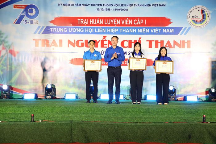 Anh Nguyễn Kim Quy, Bí thư Trung ương Đoàn, Chủ tịch Trung ương Hội LHTN Việt Nam trao giải cho các đơn vị ở nội dung thi Cổng trại và Thủ công trại