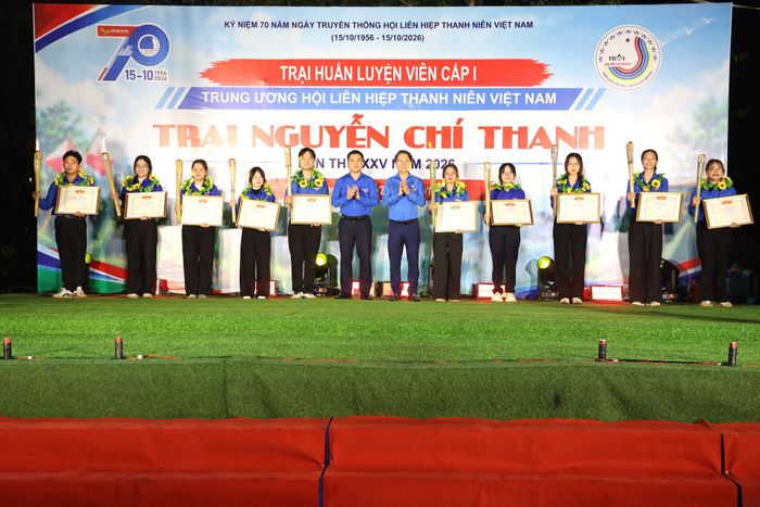 Ban Tổ chức trao bằng khen cho các trại sinh xuất sắc nhất