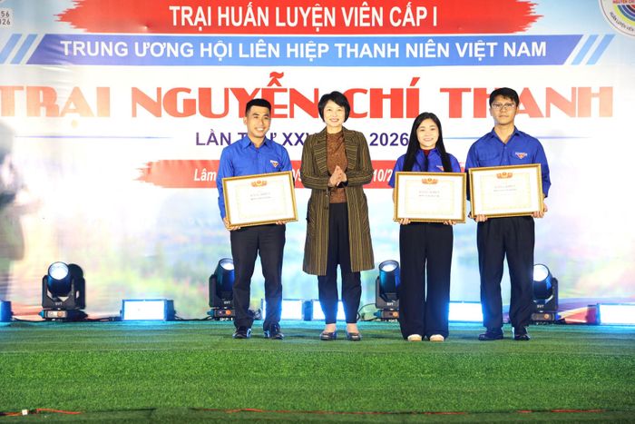 Đồng chí Phạm Thị Phúc, Phó Bí thư Tỉnh ủy, Chủ tịch Ủy ban MTTQ Việt Nam tỉnh Lâm Đồng trao giải toàn đoàn cho các đơn vị