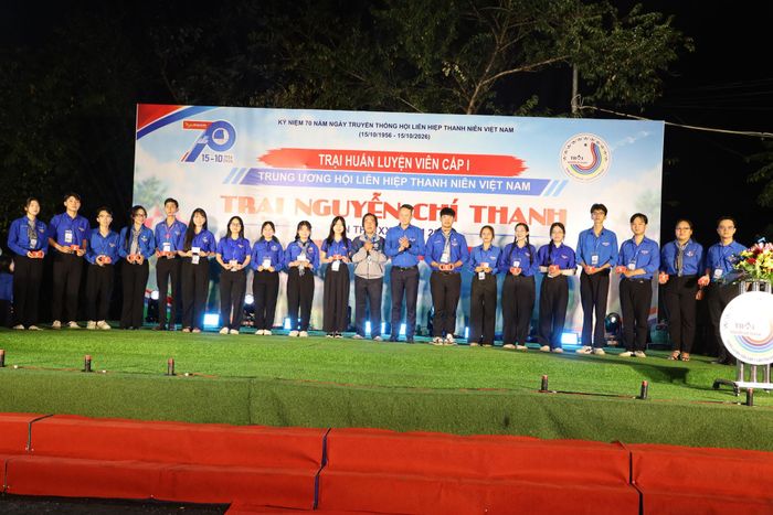 Ban Tổ chức trao chứng nhận Huấn luyện viên cấp I Trung ương Hội LHTN Việt Nam cho các trại sinh