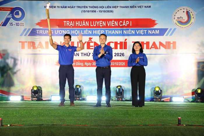 Đại diện Hội LHTN Việt Nam tỉnh Lâm Đồng, đơn vị đăng cai Trại Nguyễn Chí Thanh lần thứ XXV trao cờ cho đại diện Hội LHTN Việt Nam tỉnh Đắk Lắk, đơn vị đăng cai lần thứ XXVI