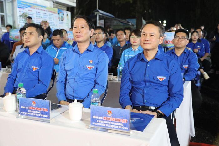Anh Nguyễn Kim Quy, Bí thư Trung ương Đoàn, Chủ tịch Trung ương Hội LHTN Việt Nam (bên phải) cùng các đại biểu tham dự