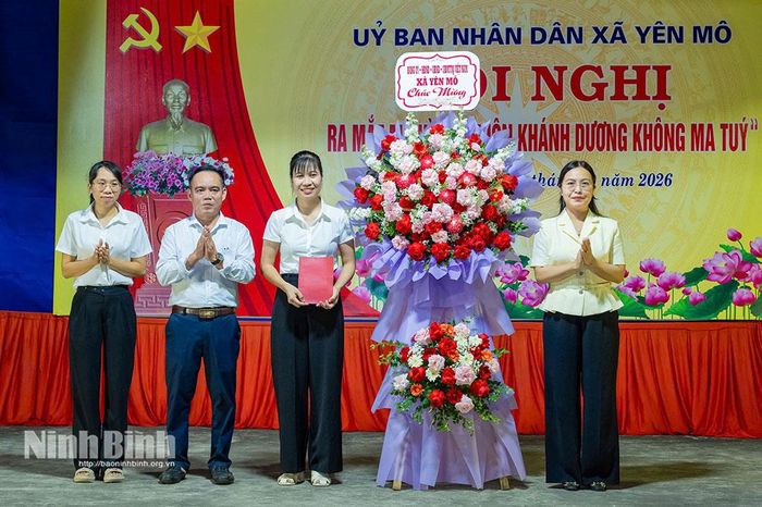Lãnh đạo xã Yên Mô tặng hoa chúc mừng thôn Khánh Dương ra mắt mô hình thôn không ma túy.