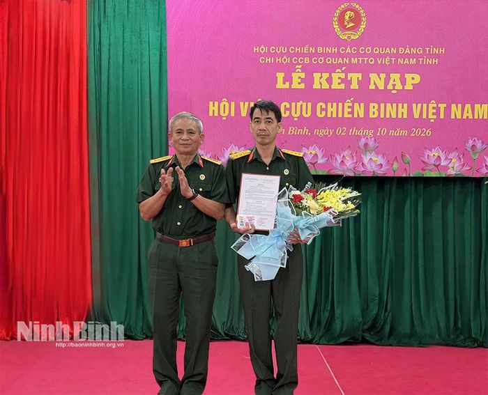 Lãnh đạo Chi hội Cựu chiến binh cơ quan MTTQ Việt Nam tỉnh trao quyết định kết nạp hội viên mới.