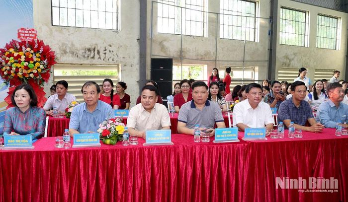 Các đại biểu dự chương trình.