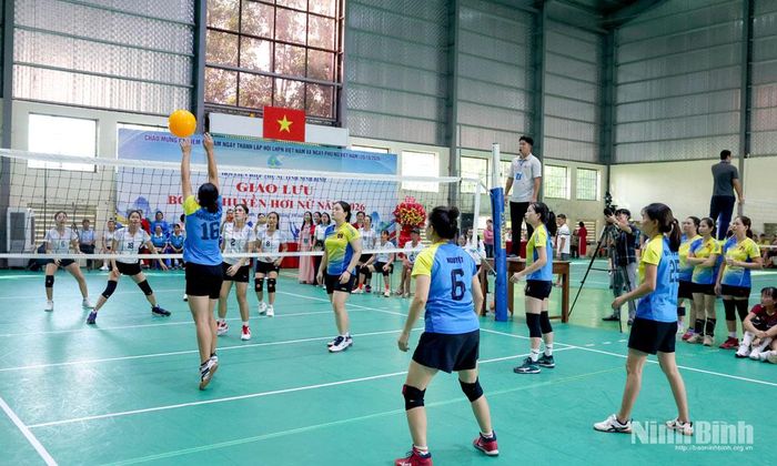 Trận thi đấu giữa đoàn tuyển Hội Phụ nữ phường Tây Hoa Lư gặp đoàn tuyển Hội Phụ nữ xã Cổ Lễ tại chương trình giao lưu.