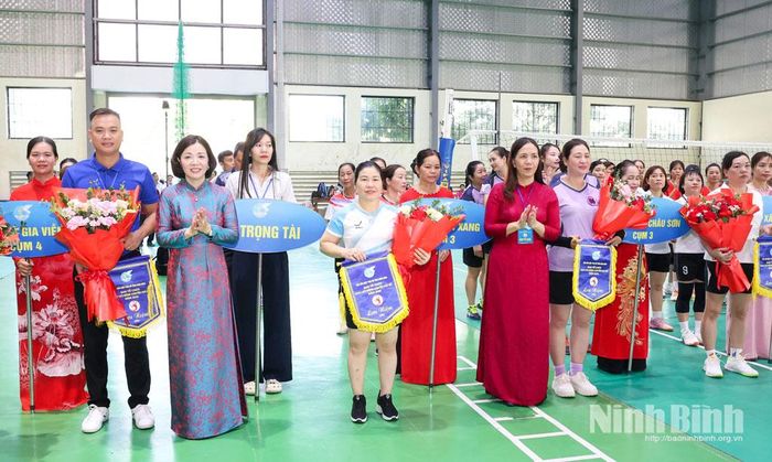 Ban Tổ chức trao hoa, cờ lưu niệm cho các đoàn tham gia giao lưu.