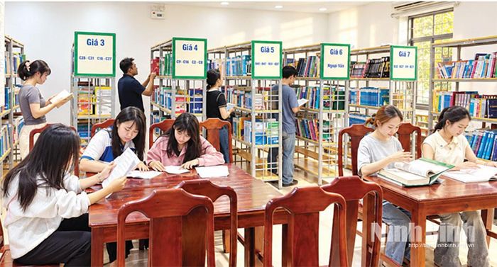 Sinh viên Trường Đại học Điều dưỡng Nam Định lựa chọn thư viện để tìm hiểu, mở rộng kiến thức.