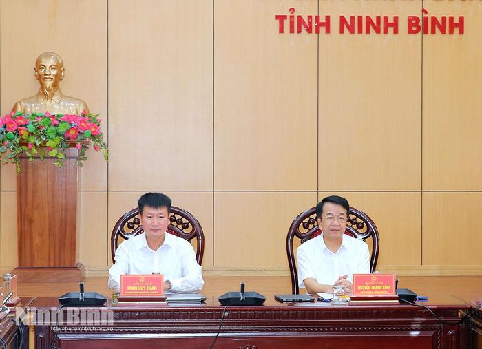 Đồng chí Bí thư Tỉnh uỷ Trần Huy Tuấn và đồng chí Phó Bí thư Tỉnh uỷ, Chủ tịch UBND tỉnh Nguyễn Thanh Bình chủ trì điểm cầu tỉnh Ninh Bình.