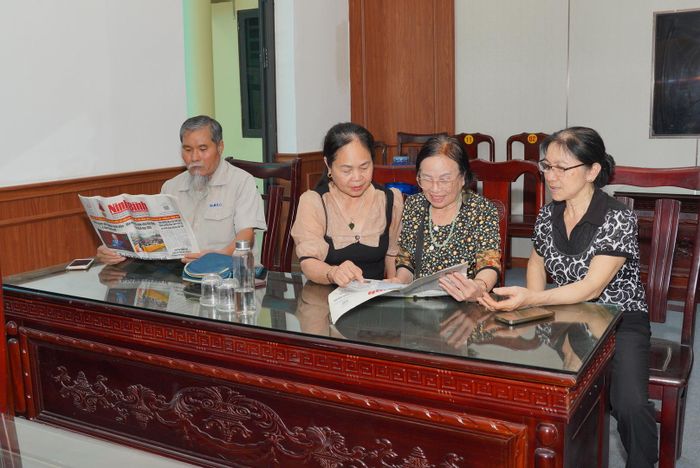 Người cao tuổi phường Tây Hoa Lư tích cực cập nhật thông tin, nâng cao kiến thức, góp phần phát huy vai trò tại cộng đồng.