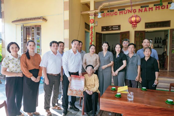 Người cao tuổi là vốn quý của gia đình và xã hội. (Ảnh: Lãnh đạo phường Thiên Trường thăm, tặng quà cụ Phan Thị Mão, 99 tuổi, tổ dân phố Hưng Phụ Long nhân kỷ niệm 35 năm Ngày Quốc tế Người cao tuổi Việt Nam và hưởng ứng Tháng hành động vì người cao tuổi Việt Nam năm 2026).