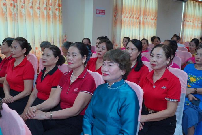 Người cao tuổi phường Phủ Lý chăm chú lắng nghe những kiến thức bổ ích về chăm sóc sức khỏe.