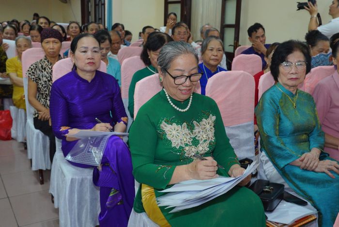 Người cao tuổi phường Phủ Lý chăm chú lắng nghe những kiến thức bổ ích về chăm sóc sức khỏe.