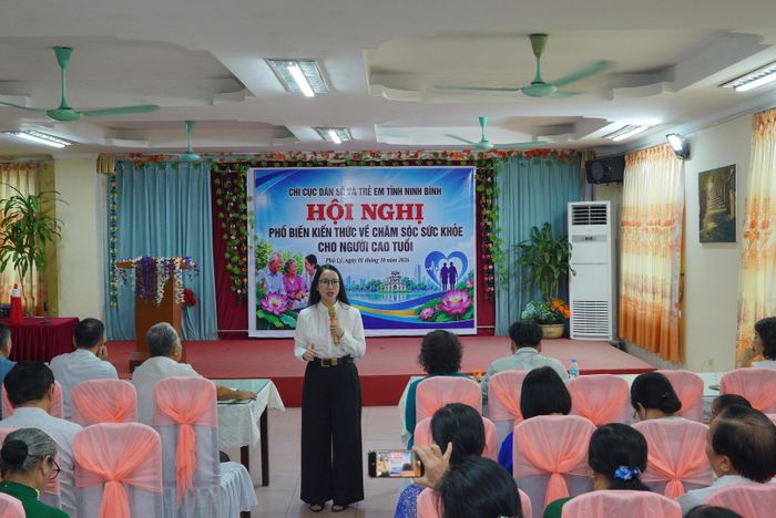 Lãnh đạo Chi cục Dân số và Trẻ em tỉnh phổ biến kiến thức chăm sóc sức khoẻ cho người cao tuổi phường Phủ Lý,