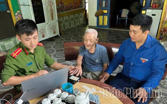 Lực lượng công an và đoàn viên, thanh niên đến tận nhà hỗ trợ người dân thực hiện thủ tục cấp căn cước, góp phần đưa dịch vụ hành chính đến gần hơn với người dân.