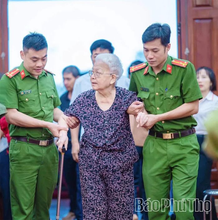 Lực lượng công an hỗ trợ người cao tuổi thực hiện các thủ tục hành chính.