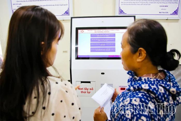 Người dân xã Mường Thàng sử dụng hệ thống lấy số tự động, bảo đảm thuận tiện, trật tự khi giao dịch hành chính.
