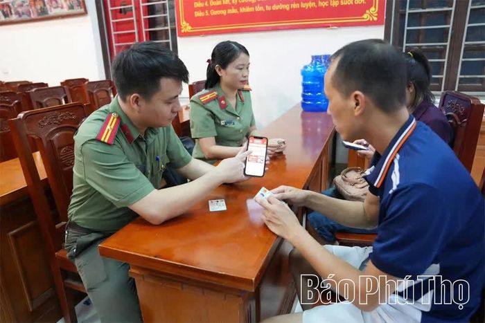 Người dân được tiếp cận, giải quyết thủ tục hành chính trên điện thoại thông minh.