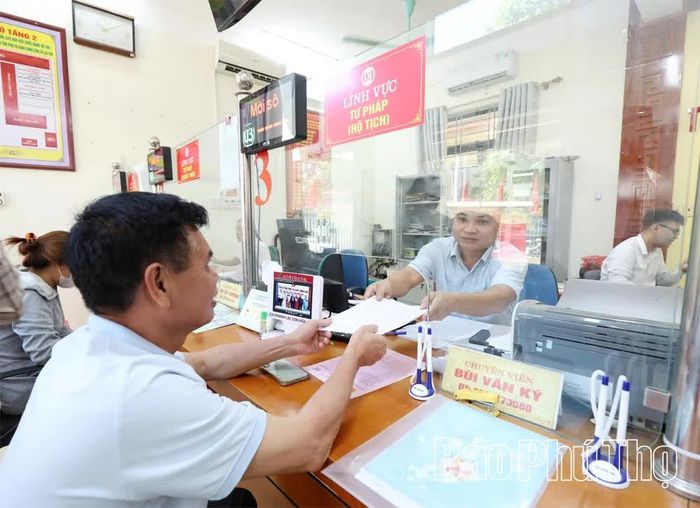 Cán bộ Trung tâm Phục vụ hành chính công xã Lạc Sơn tận tình hướng dẫn người dân thực hiện thủ tục hành chính, góp phần nâng cao chất lượng phục vụ.
